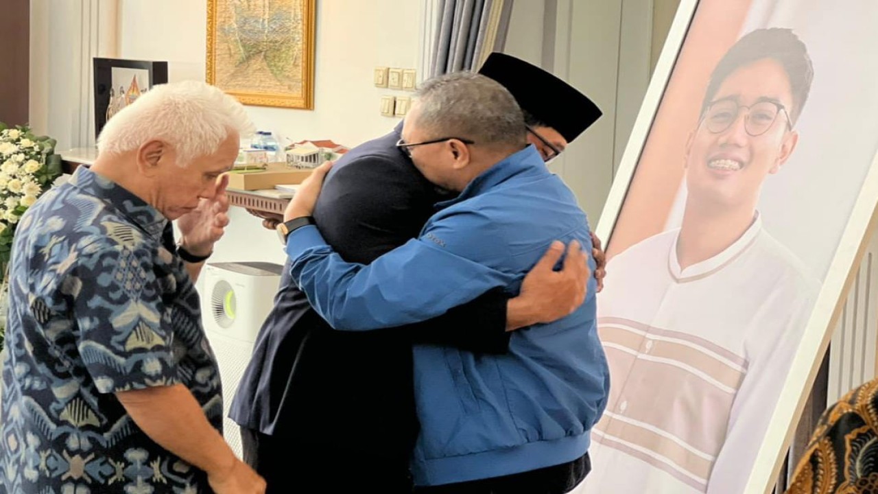 Zulkifli Hasan dan Hatta Rajasa Takziah Ke Kediaman Gubernur Jabar