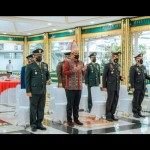 Wali Kota Medan Bobby Nasution (ketiga kiri) tampak memakai pakaian adat Batak Toba saat mengikuti upacara Hari Lahir Pancasila 2022-1654076038