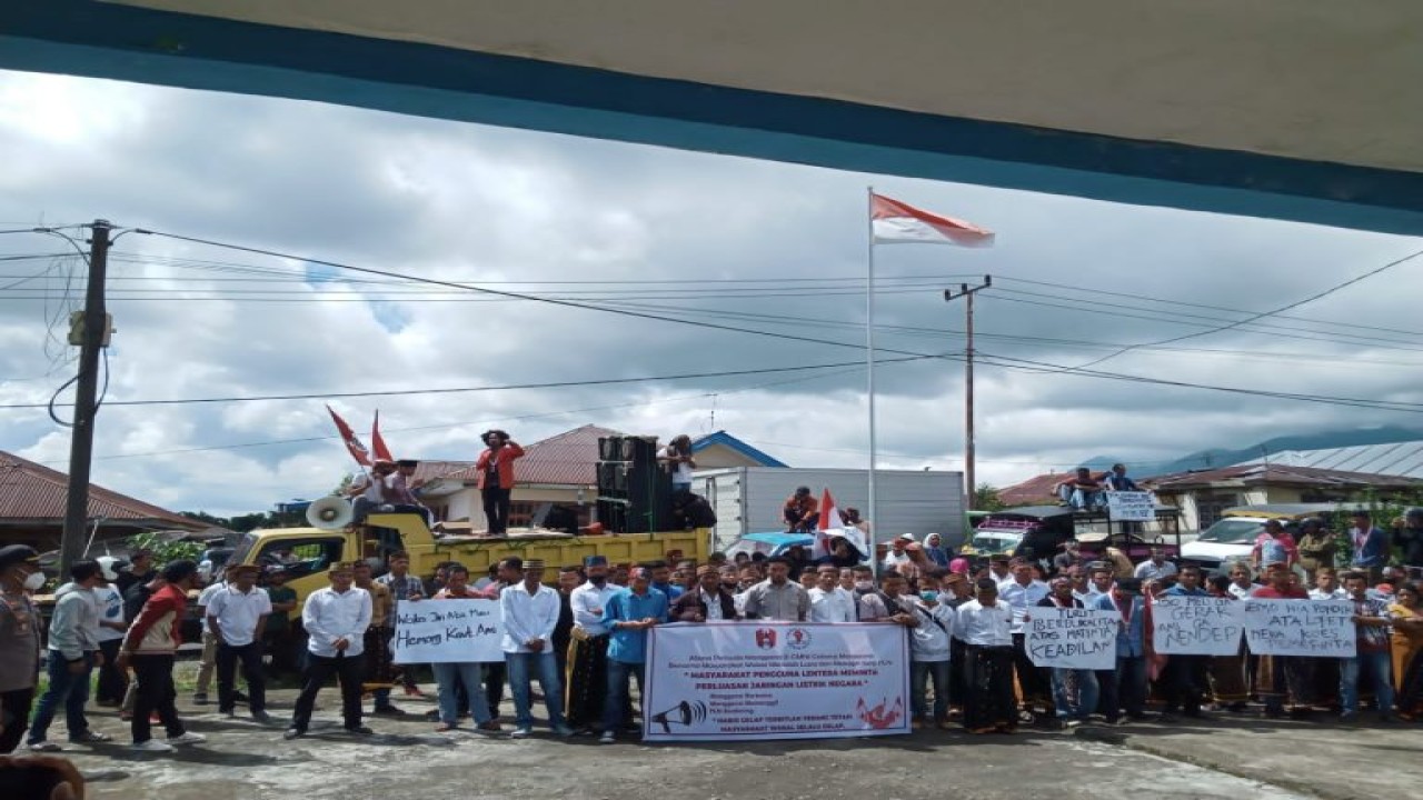 Ratusan warga Dusun Wakal, Desa Kentol, Kecamatan Cibal, Kabupaten Manggarai, Provinsi Nusa Tenggara Timur (NTT) bersama Aliansi Pemuda Manggarai (AMP) dan Gerakan Mahasiswa Nasional Indonesia (GMNI) Manggarai saat menggelar aksi unjuk rasa di depan Kantor Bupati Manggarai. Foto (Istimewa)