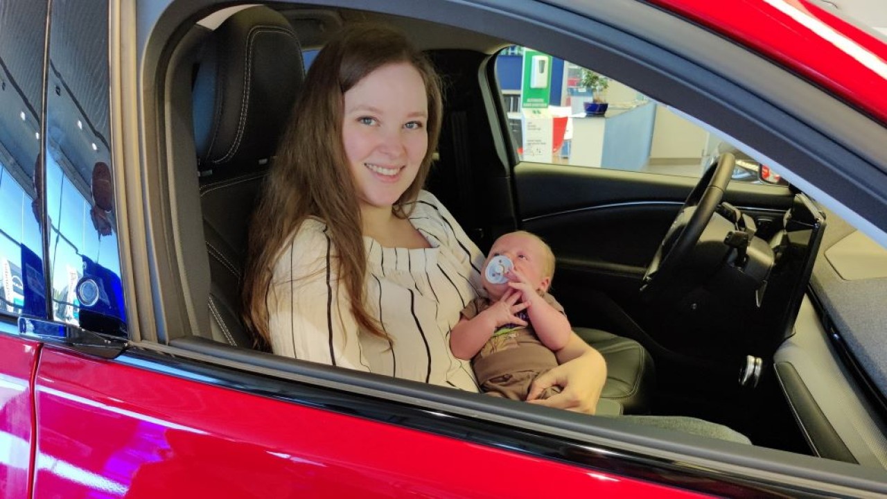 David Vigsted menjadi bayi pertama yang lahir di kendaraan listrik Ford Mustang Mach-E. (Carscoops)