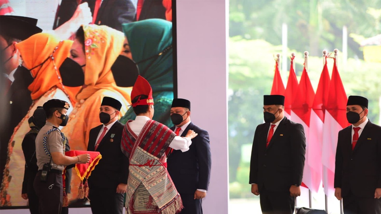 Bupati Konut Ruksamin menerima penghargaan SWK yang disematkan langsung oleh  Presiden Jokowi/ist