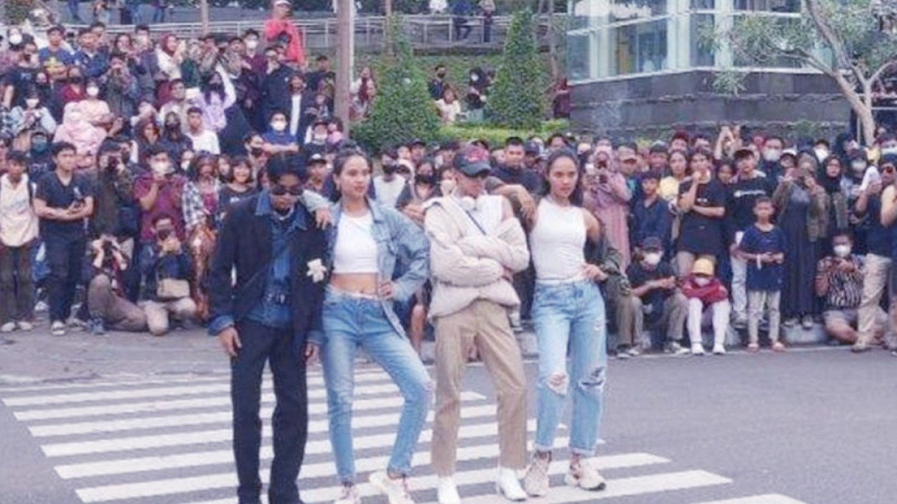 Sejumlah ABG Citayam bergaya di gelaran Citayam Fashion Week/net