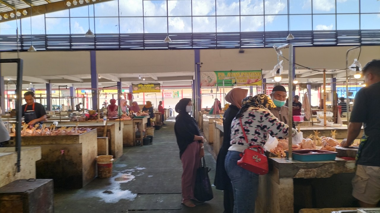 Harga daging ayam alami kenaikan di Bandung. (Ifal Ode)