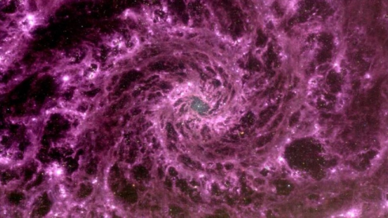 Gambar galaksi NGC 628 ditangkap oleh Teleskop Luar Angkasa James Web NASA. (Twitter via Al Arabiya)