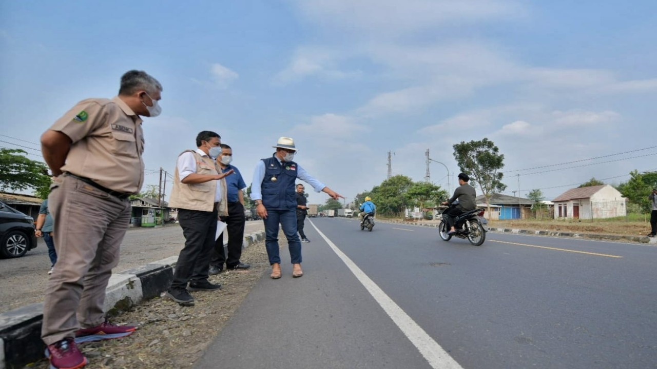 Gubernur Jabar Ridwan Kamil meninjau jalan