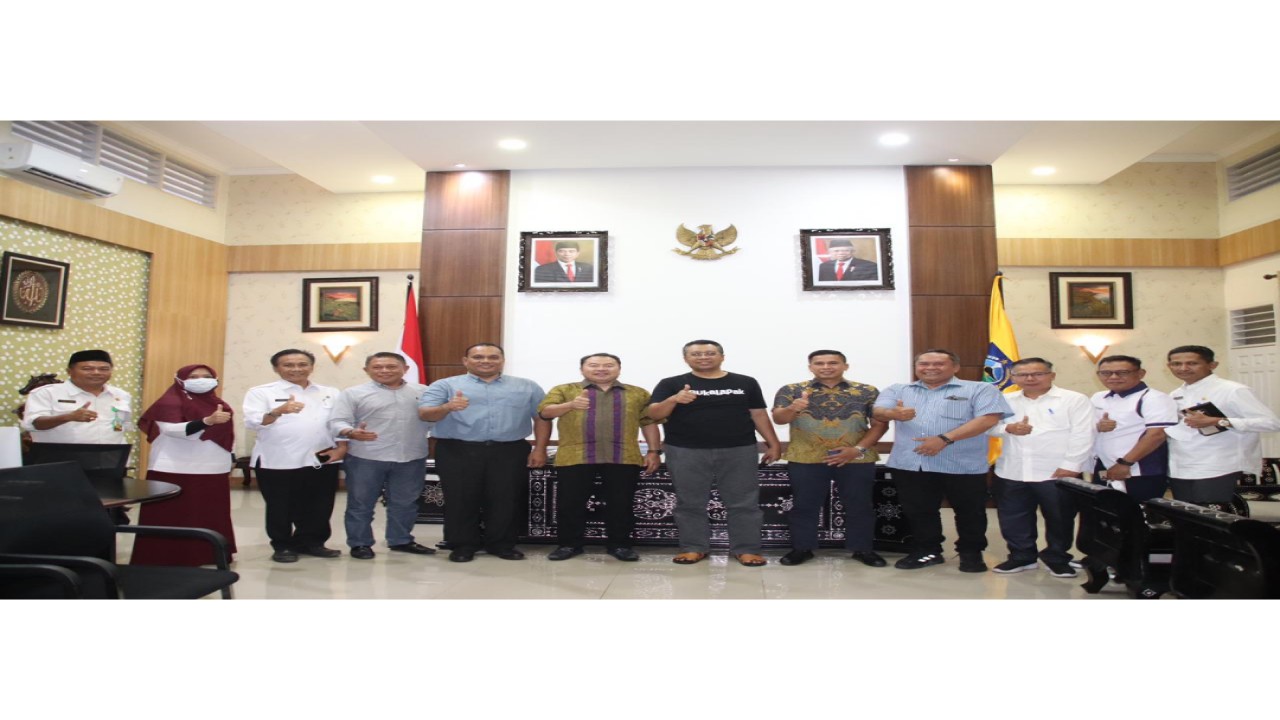 Gubernur Zulkieflimansyah berpose bersama Sime Darby Plantation dan rombongan di Ruang Kerja Pendopo Gubernur, Mataram, (27/07/2022). Foto (Istimewa)