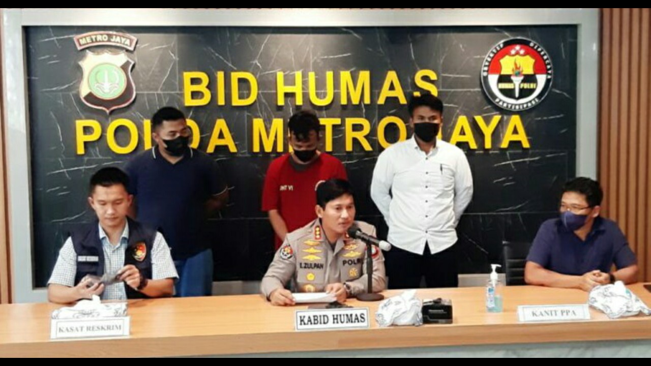 Guru agama cabul (pakaian merah).