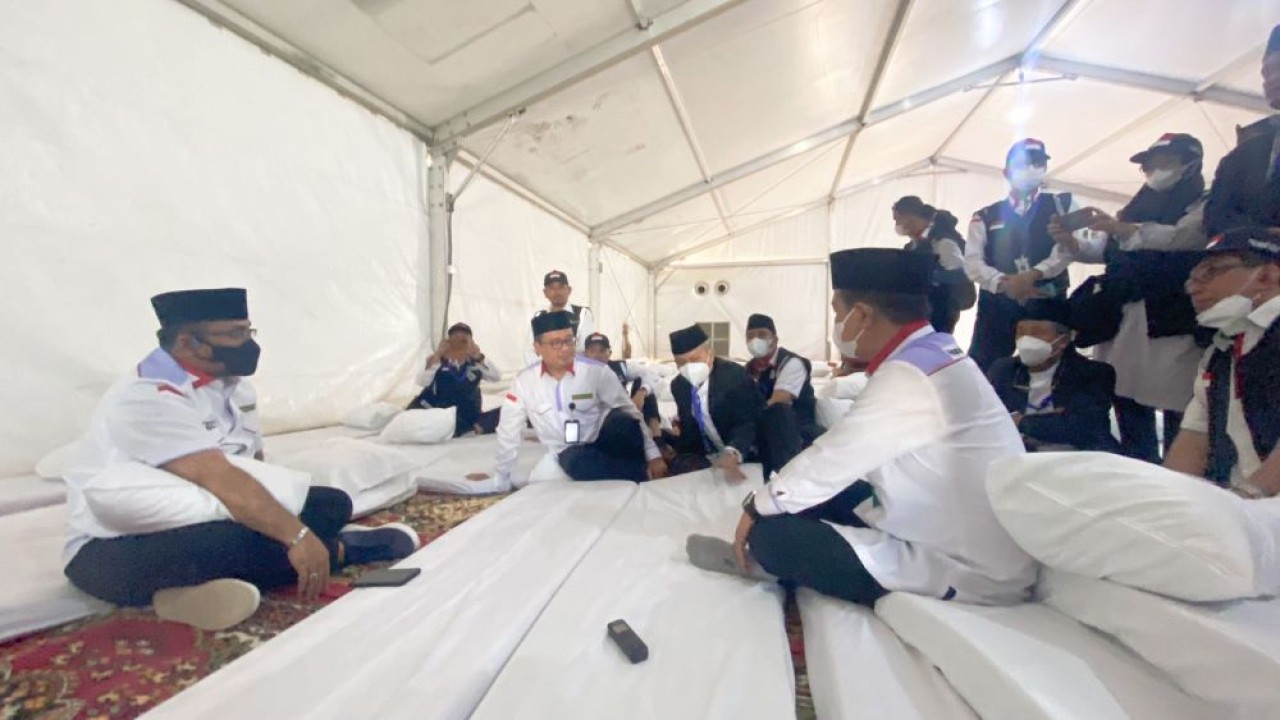 Menag Yaqut Cholil Qoumas pada Selasa (5/7/2022) meninjau Arafah menjelang proses wukuf sebagai puncak ibadah haji 1443H. (Humas Kemenag)