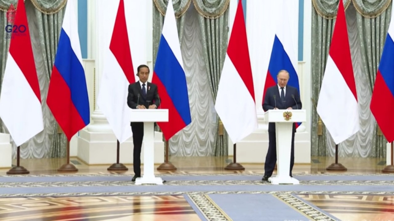 Presiden Jokowi dan Presiden Rusia Vladimir Putin saat memberikan keterangan pers di Istana Kremlin, Rusia/Youtube Biro Pers Kepresidenan
