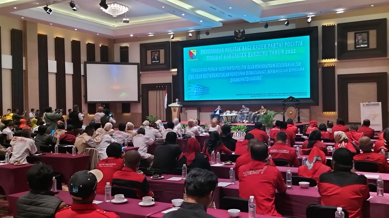 Ratusan kader parpol saat mengikuti pendidikan politik