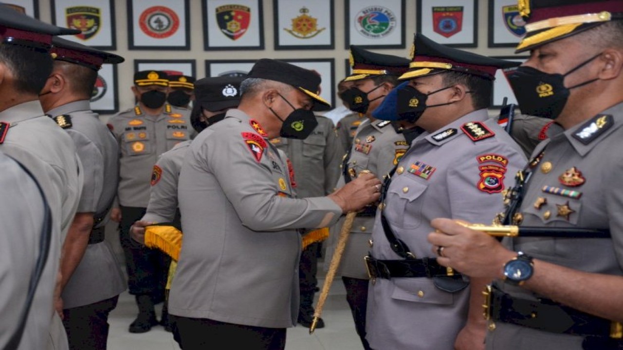 Kapolda NTT Irjen Pol Setyo Budiyanto, memimpin upacara serah terima jabatan Karoops, Dirreskrimsus, Dirpamobvit Polda NTT dan Kapolres Ngada , Kamis (30/6/2022) pagi.