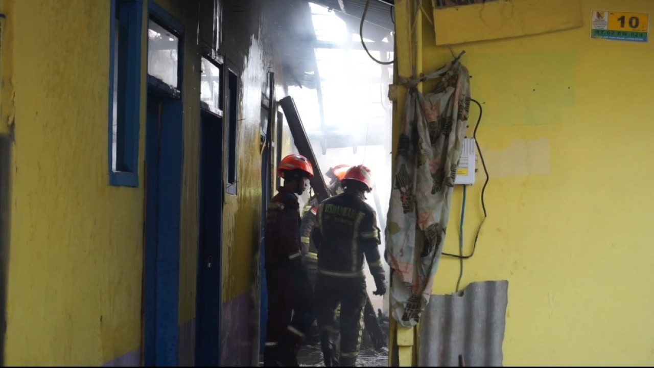 Petugas pemadam kebakaran sedang berupaya memadamkan api di kecamatan Katapang Kabupaten Bandung.