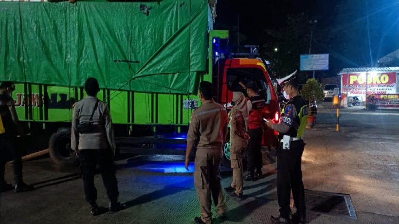 Penyekatan Mobil Angkut Ternak di Kabupaten Lombok Barat dalam rangka mencegah terjadi penyebaran PMK pada hewan. Foto (Istimewa)