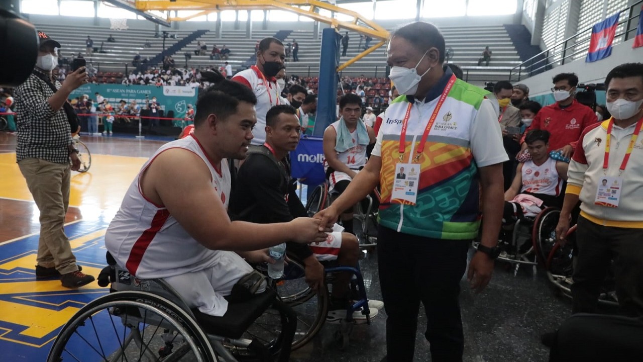 Menpora Zainudin Amali bersama Timnas Basket Kursi Roda Indonesia