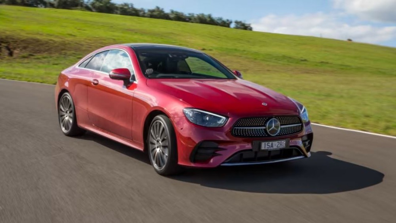Mercedes-Benz E-Class Coupe 2022 terkena recall. (Drive)