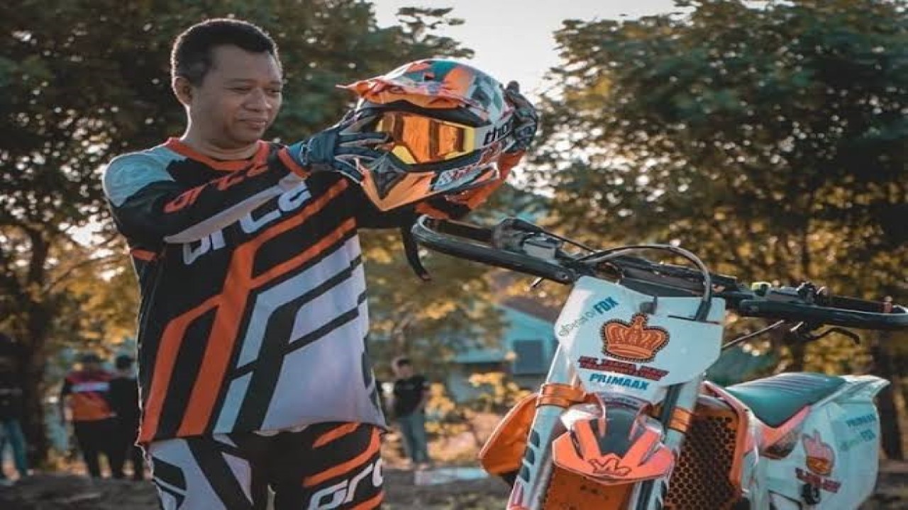 Gubernur NTB, Zulkieflimansyah saat kegiatan Tour de Moyo beberapa waktu lalu sebelum penyelenggaraan MXGP Of Indonesia Samota 2022. (Foto: Ist)