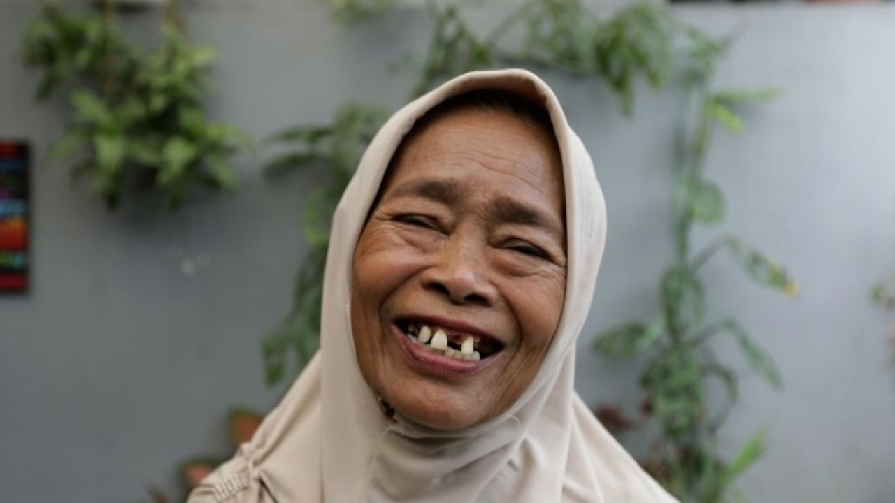 Nenek Yanah viral karena cara memasaknya yang lucu/net