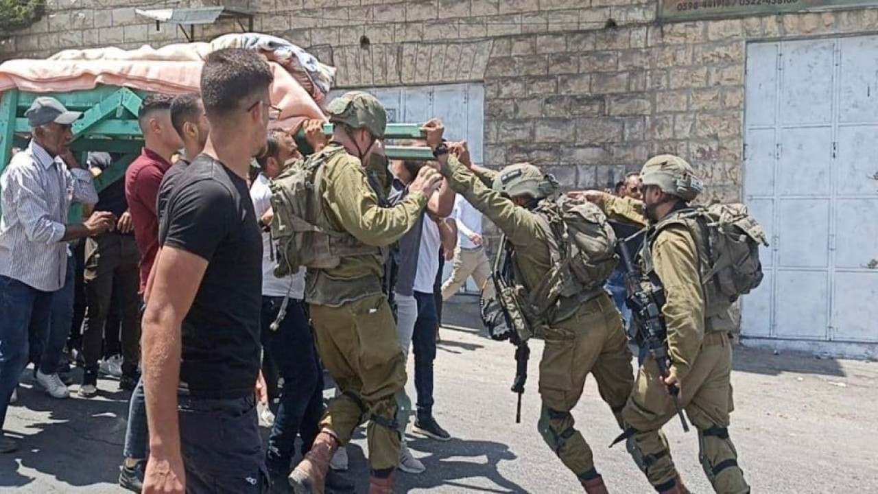 Pasukan pendudukan Israel pada Jumat (1/7/2022) menyerang pemakaman seorang wanita Palestina yang meninggal di kota Beit Ummar, di provinsi Hebron, Tepi Barat selatan. (WAFA)