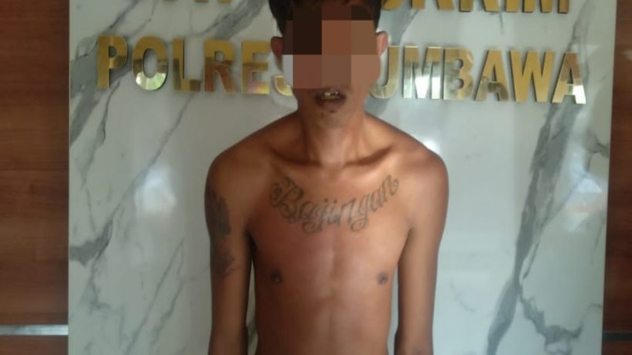 Pelaku Curas saat diamankan aparat kepolisian Polres Sumbawa. Foto (Istimewa)