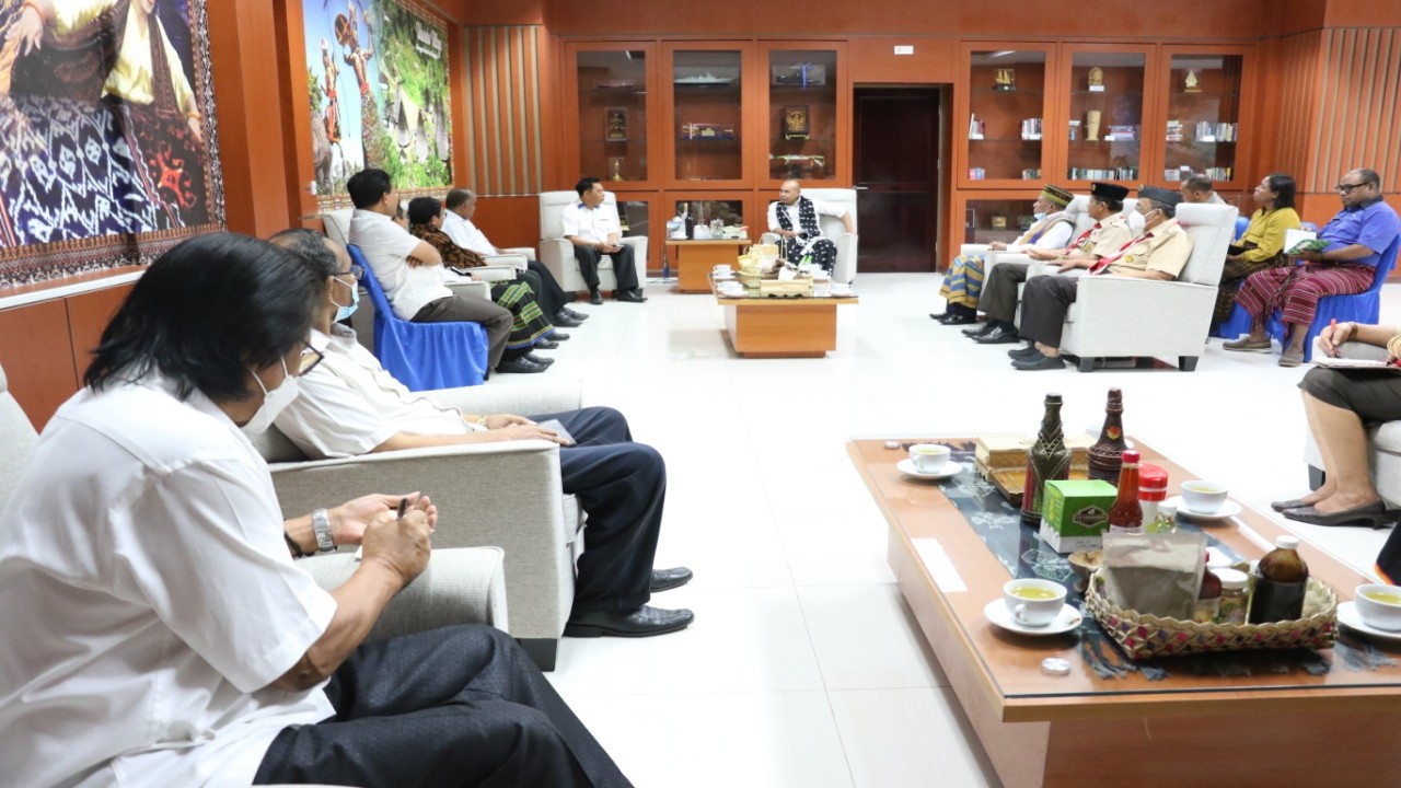 Gubernur NTT, Viktor Bungtilu Laiskodat menerima audiensi Pengurus  Lembaga Pembinaan dan Pengembangan Pesparani Katolik Daerah (LP3KD) Provinsi NTT, Panitia Pesta Paduan Suara Gerejani (Pesparani) Nasional, Panitia Pesparani Provinsi NTT, Vikaris Jenderal (Vikjen) Keuskupan Agung Kupang. Foto (Istimewa)