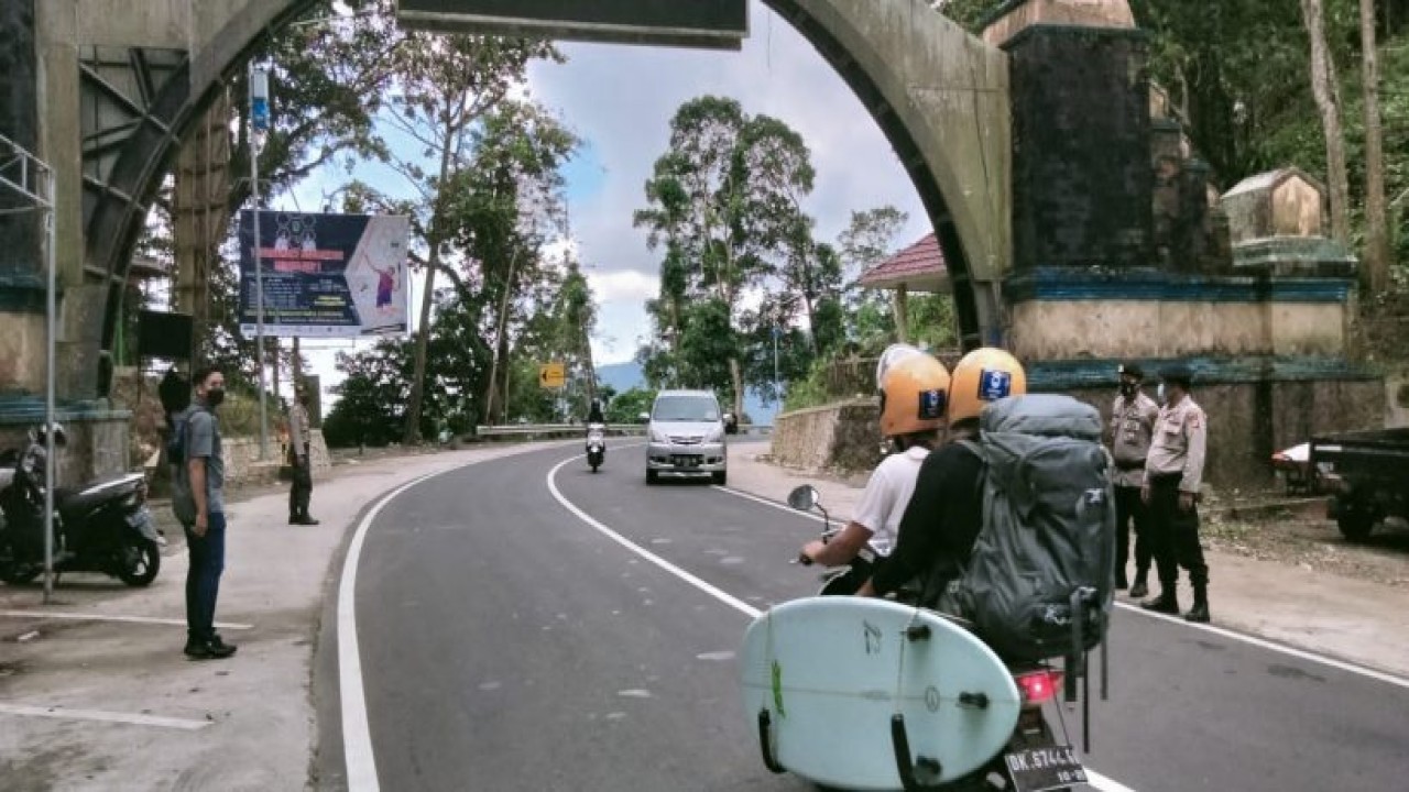 Untuk mengantisipasi penyebaran virus PMK di Kabupaten Lombok Utara (KLU), Polres Lombok Utara, Nusa Tenggara Barat (NTB) membuat Pos sementara penyekatan ternak. Foto (Istimewa)