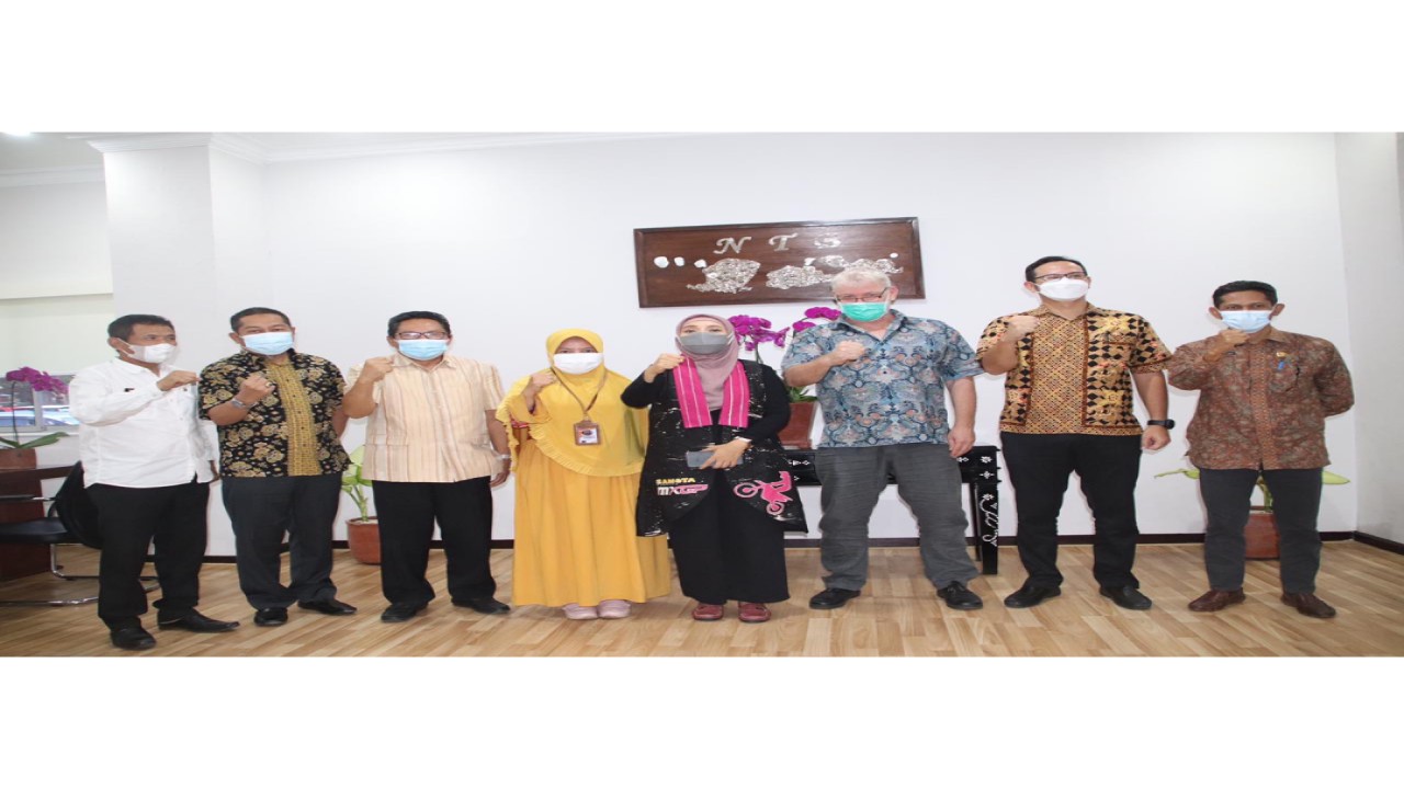 Wakil Gubernur NTB, Sitti Rohmi Djalilah saat menerima presentasi John Laurence Higson selaku Direktur PT. Eco Solutions Lombok di Ruang Kerja Wagub, Kamis (30/6/2022). Foto (Istimewa)