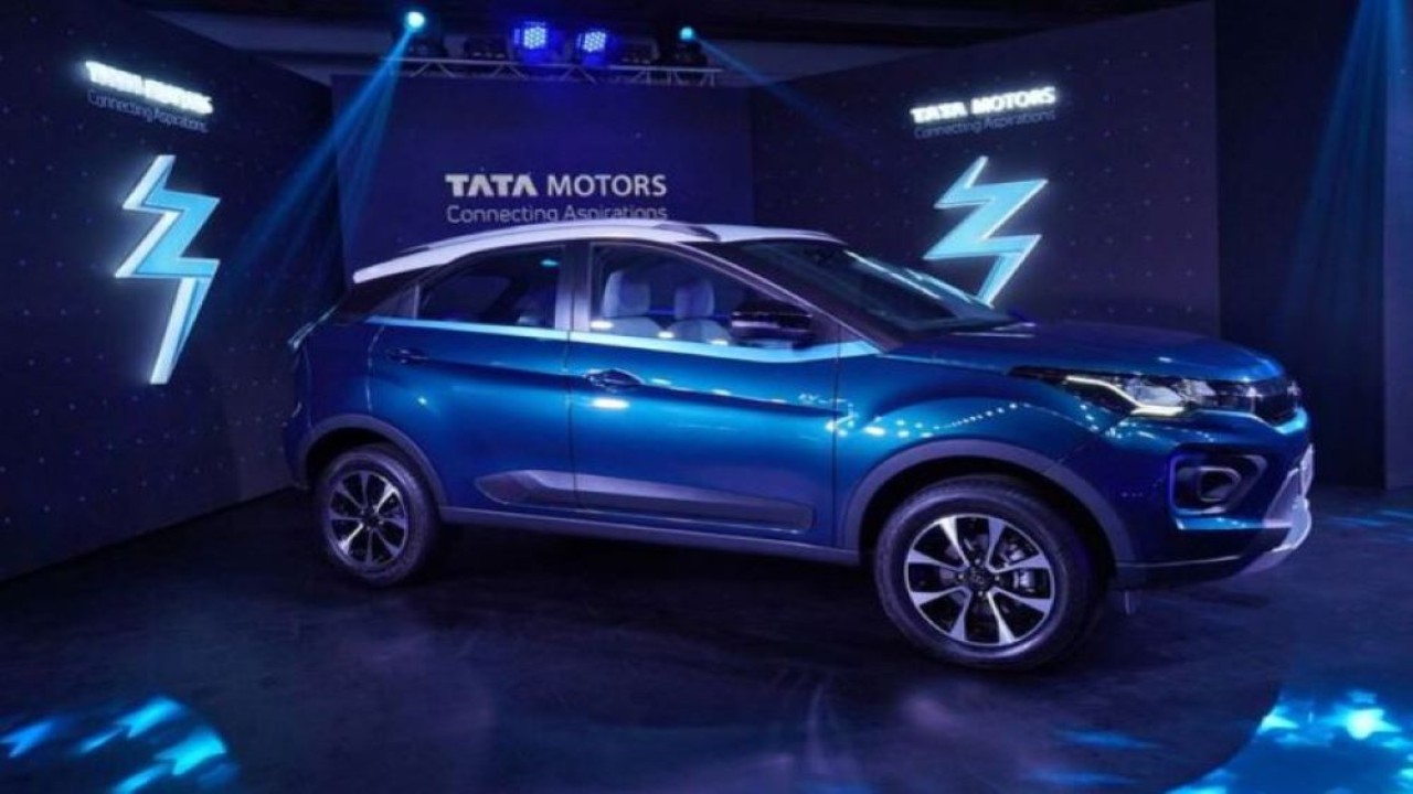 Kendaraan sport listrik (SUV) Tata Motors Nexon EV dipamerkan saat diluncurkan di Mumbai, India, 28 Januari 2020. (Hemanshi Kamani/Reuters)