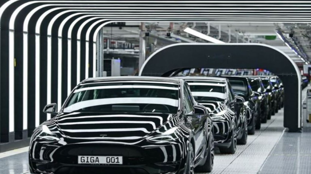 Mobil Tesla Model Y saat upacara pembukaan Tesla Gigafactory baru untuk mobil listrik di Gruenheide, Jerman, 22 Maret 2022. (Patrick Pleul/Pool via Reuters)