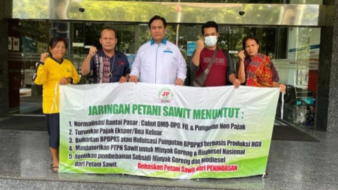 Tuntutan Jaringan Petani Sawit Indonesia. Foto:  twitter @Andreas31417494