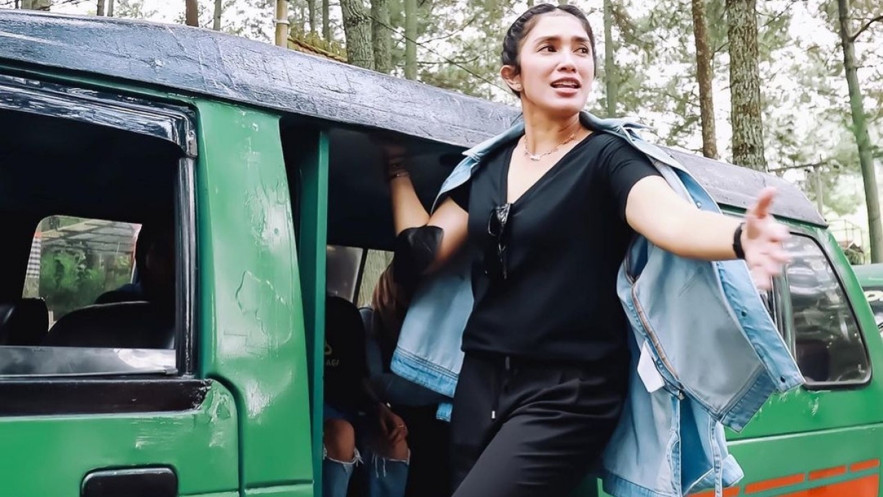 Ussy Sulistiawaty berpura-pura jadi kenek angkot/Instagram