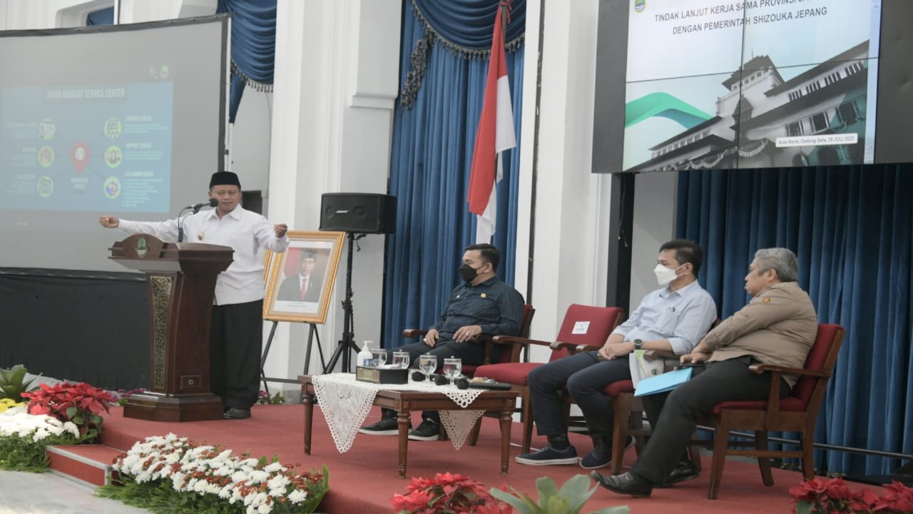 Wagub Jabar Uu Ruzhanul Ulum saat memberikan sambutan dalam kegiatan Tindak Lanjut Kerja Sama Luar Negeri antara Pemda Provinsi Jabar dengan Pemerintah Shizuoka Jepang di Gedung Sate, Kota Bandung, Selasa (26/7/2022). (Foto: Biro Adpim Jabar)