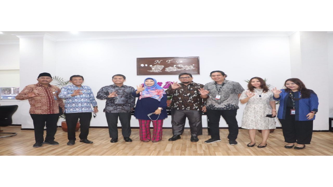 Wakil Gubernur NTB, Sitti Rohmi Djalilah saat menerima audiensi dari Kementerian Koordinator Bidang Kemaritiman dan Investasi (Kemenko Marves) beserta Tim Koordinasi Nasional Penanganan Sampah Laut (TKN PSL). Foto (Istimewa)