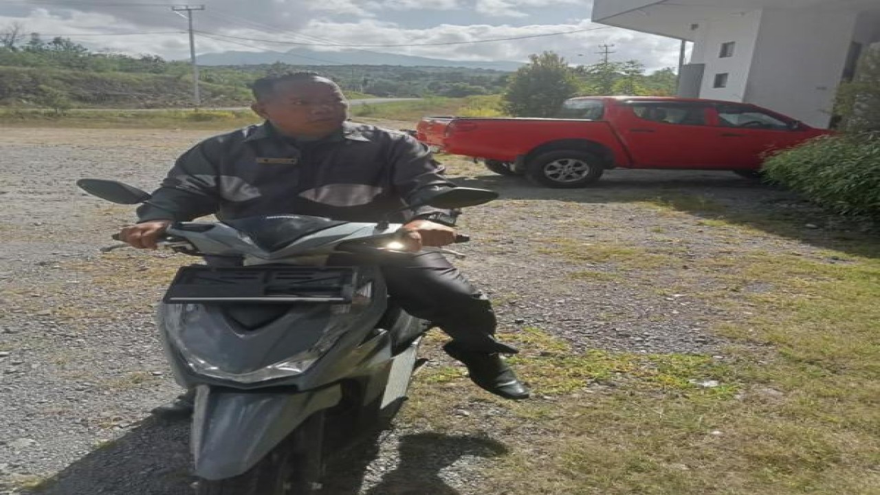 Wakil Ketua DPRD Manggarai Timur, Bernadus Nuel terpaksa melaksanakan tugas pakai motor. Foto (Inews flores/Iren Leleng)