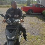 Wakil Ketua DPRD Manggarai Timur, Bernadus Nuel terpaksa melaksanakan tugas pakai motor. Foto (Inews flores/Iren Leleng)-1658928594