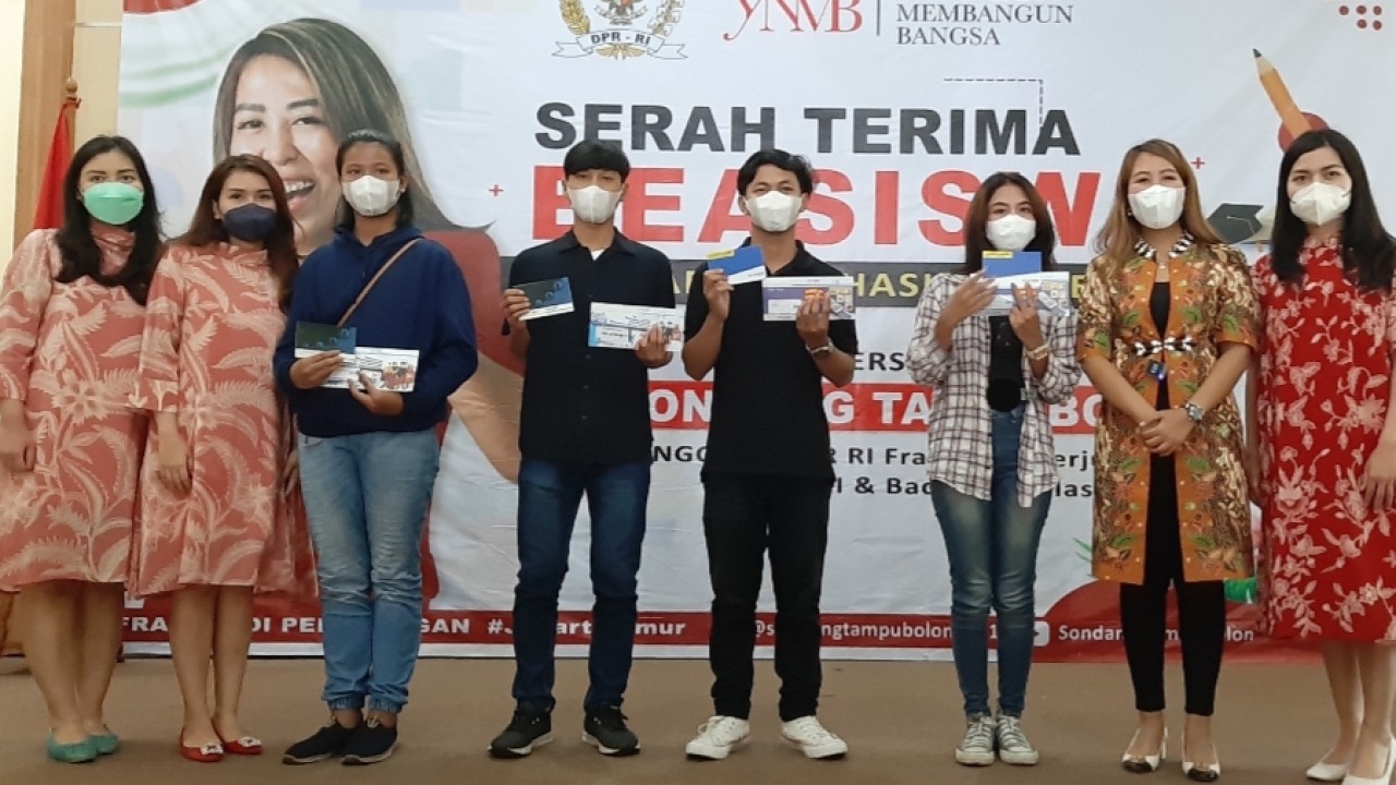 Ketua Dewan Pengawas YNMB Ivanne Simanjuntak, Bendahara Umum YNMB Dea Sitorus, Dewan Pembina YNMB Natalia Hasibuan dan anggota DPR RI Komisi Vl Fraksi PDI Perjuangan Sondang Tiar Debora Tampubolon bersama sejumlah penerima beasiswa./Nusantara TV