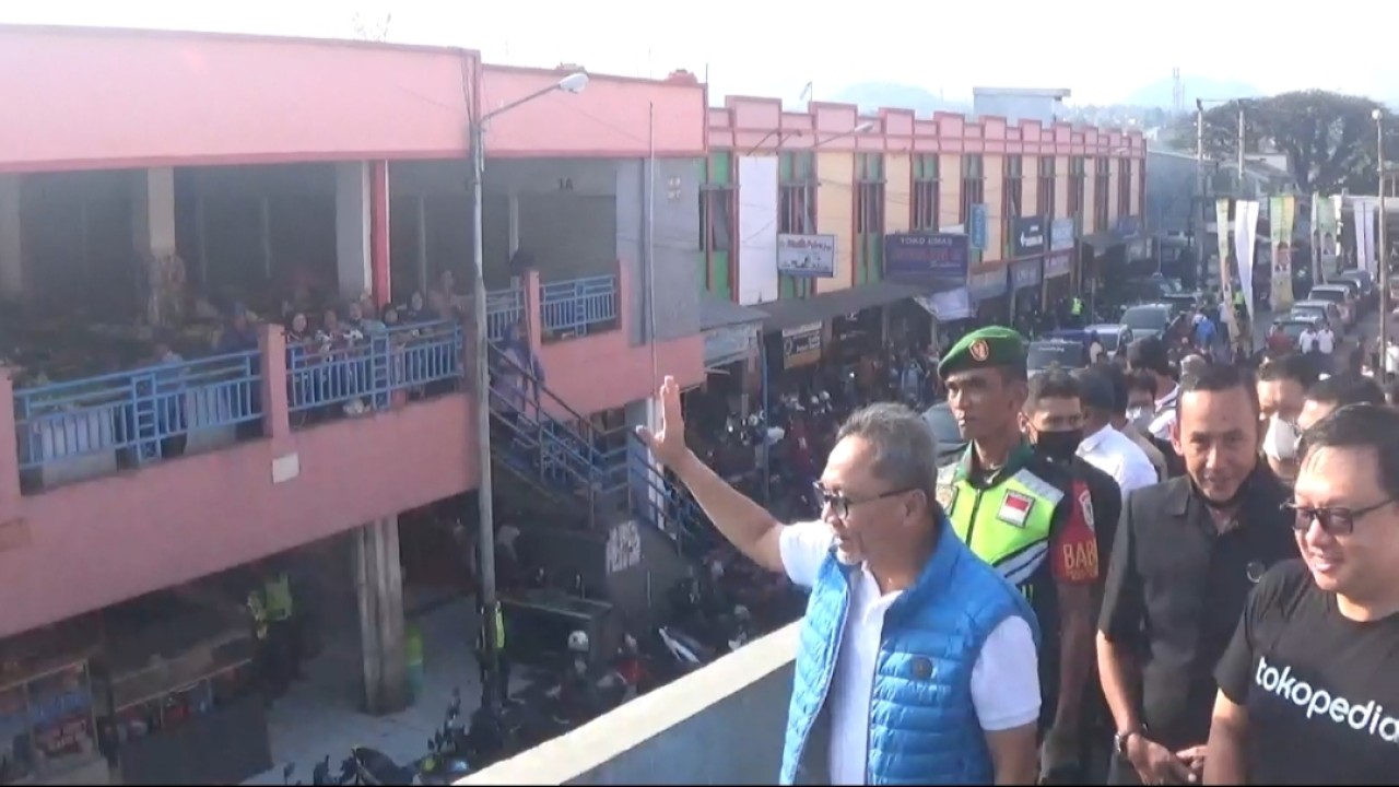 Menteri Perdagangan RI Zulkifli Hasan saat meninjau Pasar Baru Cicalengka. (Foto: Saifal Ode