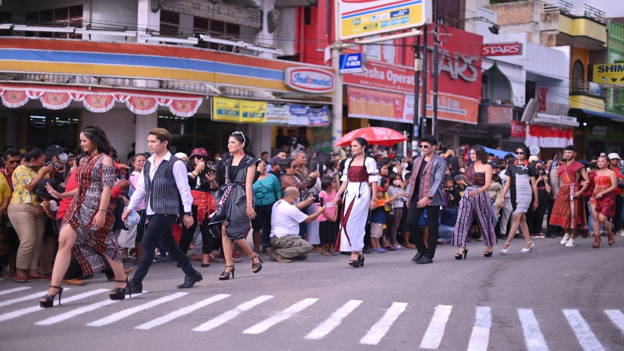 Aksi para model di Toba Fashion Week Kota Balige/ist
