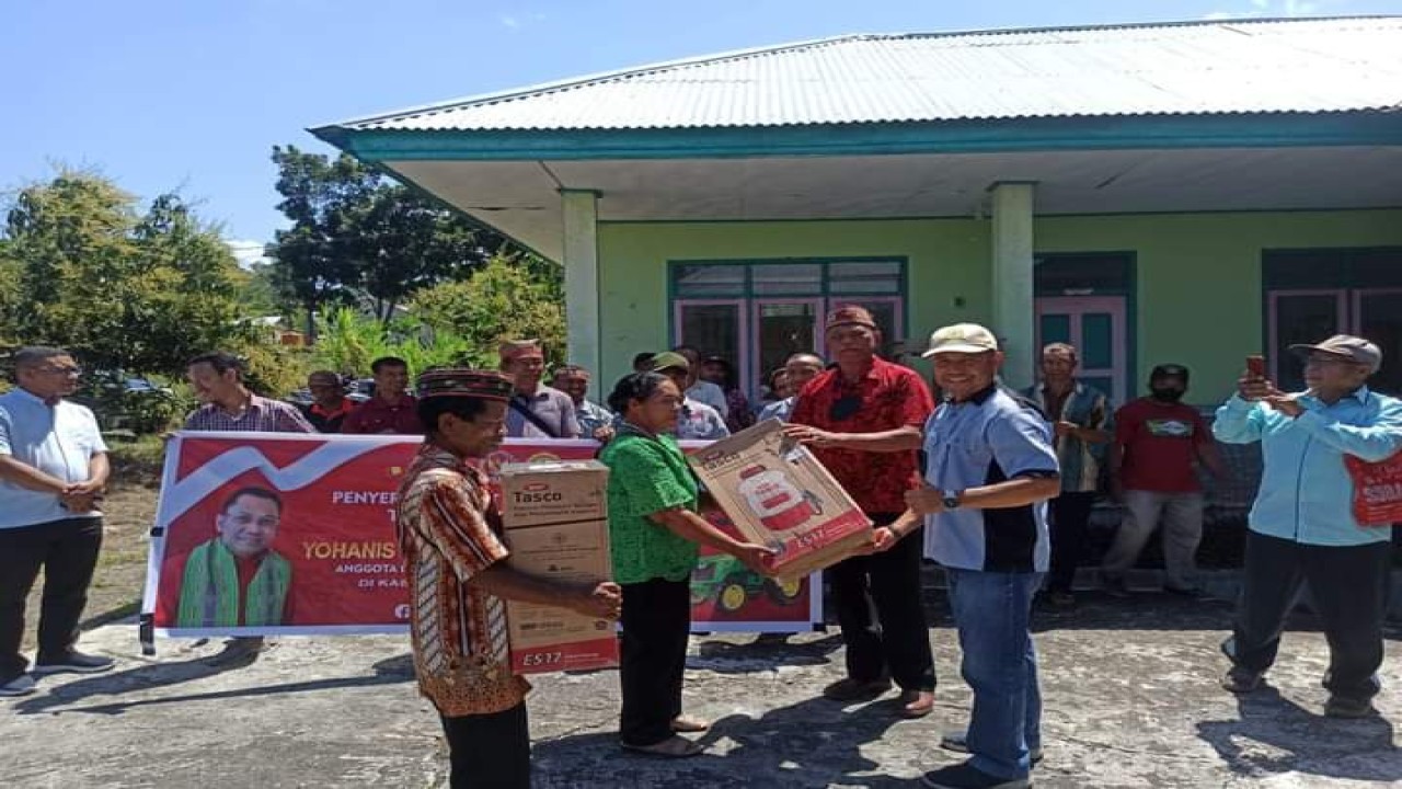 Anggota DPR RI Komisi IV Fraksi PDI Perjuangan Yohanis Fransiskus Lema berhasil memperjuangkan traktor roda empat untuk petani di Manggarai Timur, NTT. Foto (Istimewa)