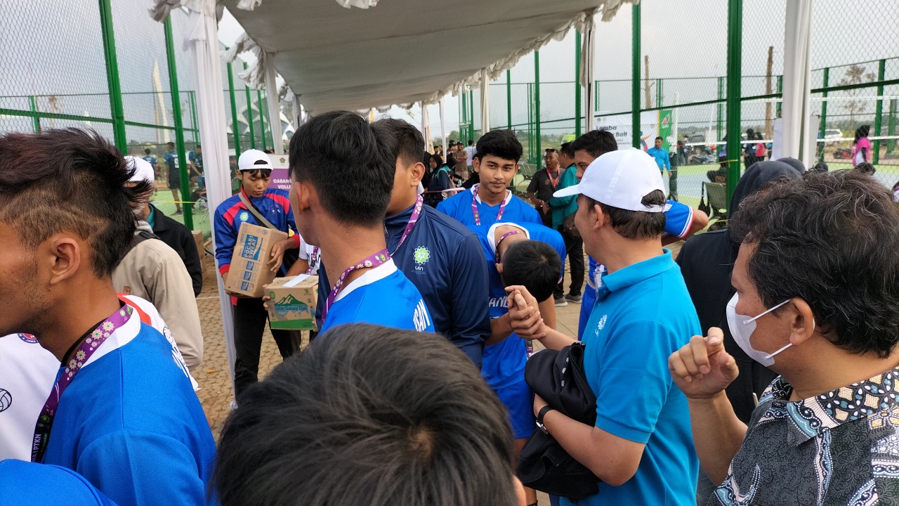 Atlet Voli UIN Bandung saat akan bertanding.