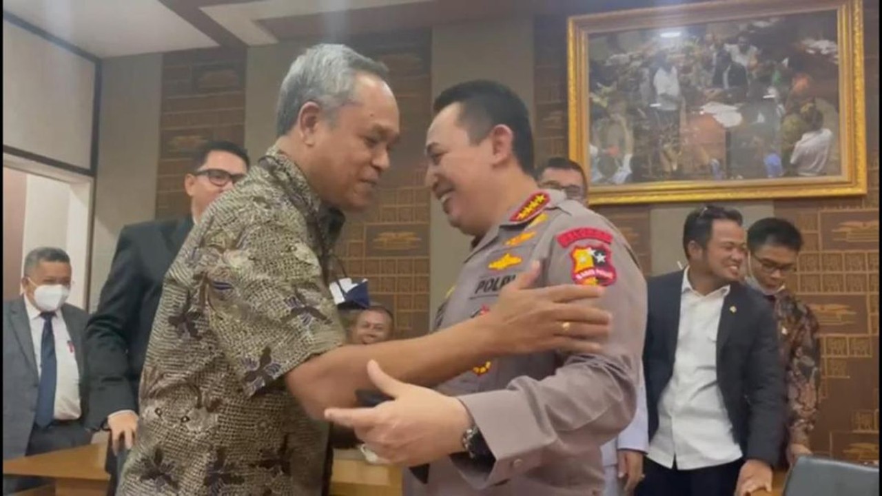 Benny K Harman (kiri) berpelukan dengan Kapolri Jenderal Listyo Sigit Prabowo/ist