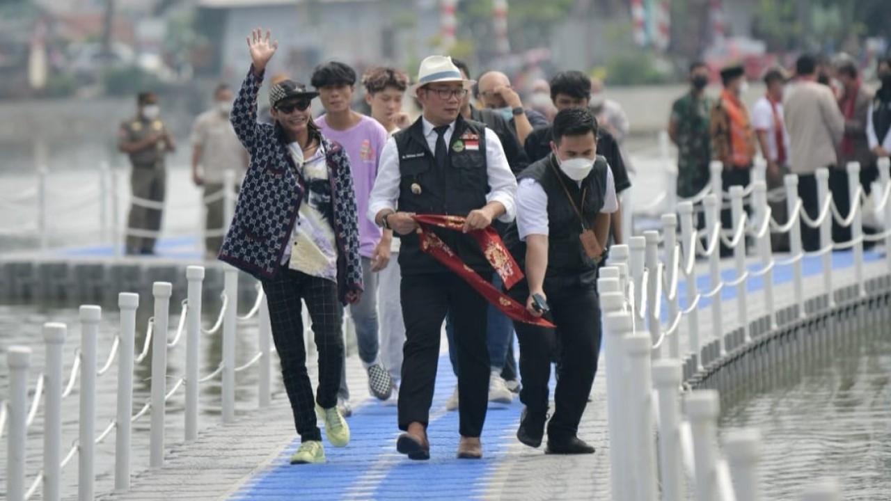 Gubernur Jabar Ridwan Kamil dan bonge saat peresmian Peresmian Situ Rawa Kalong.