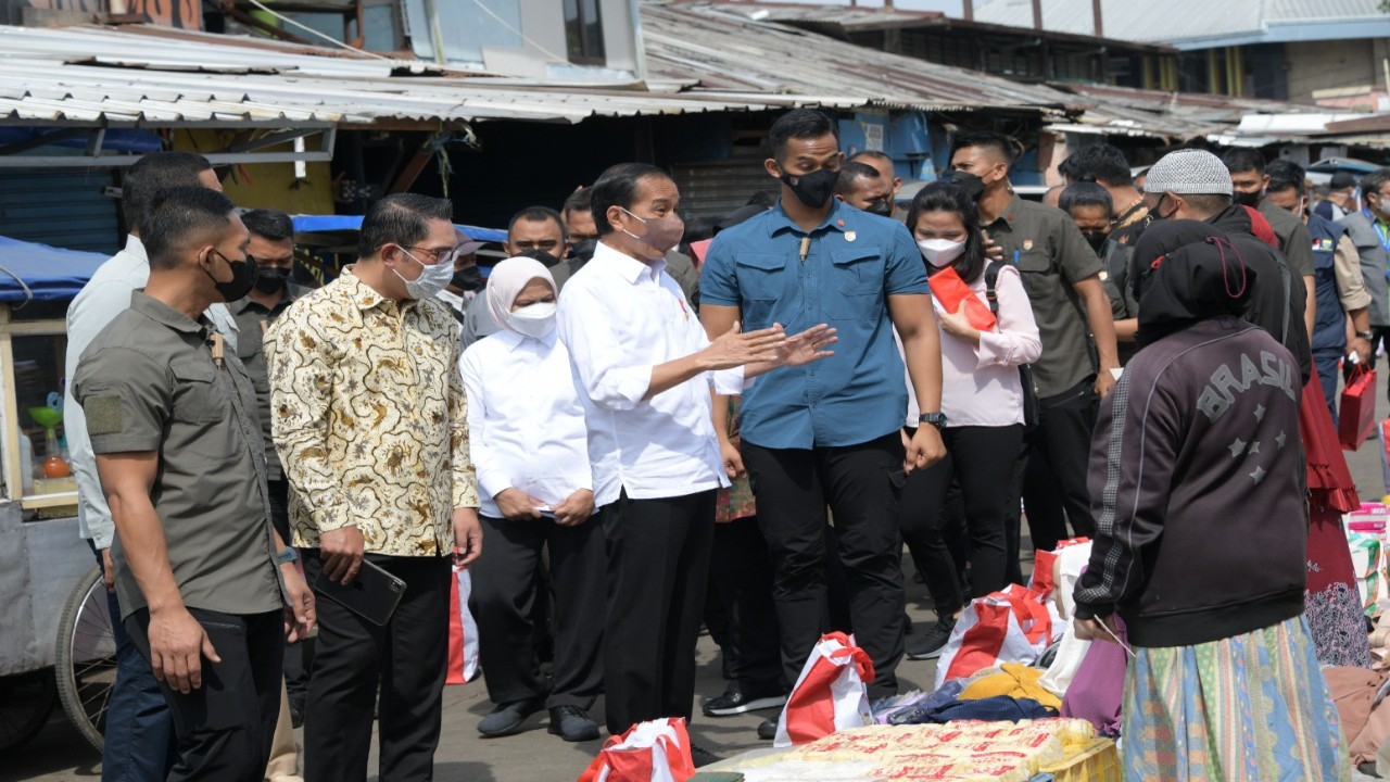 Presiden Joko Widodo Kunjungi Pasar Cicaheum Bandung.