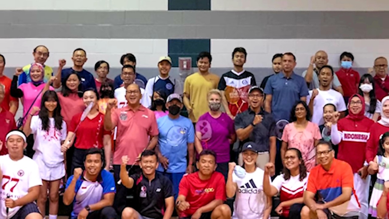 Dubes Rosan bersama istri, Ayu Heni serta masyarakat Indonesia di Amerika Serikat memeriahkan HUT RI-77/Instagram