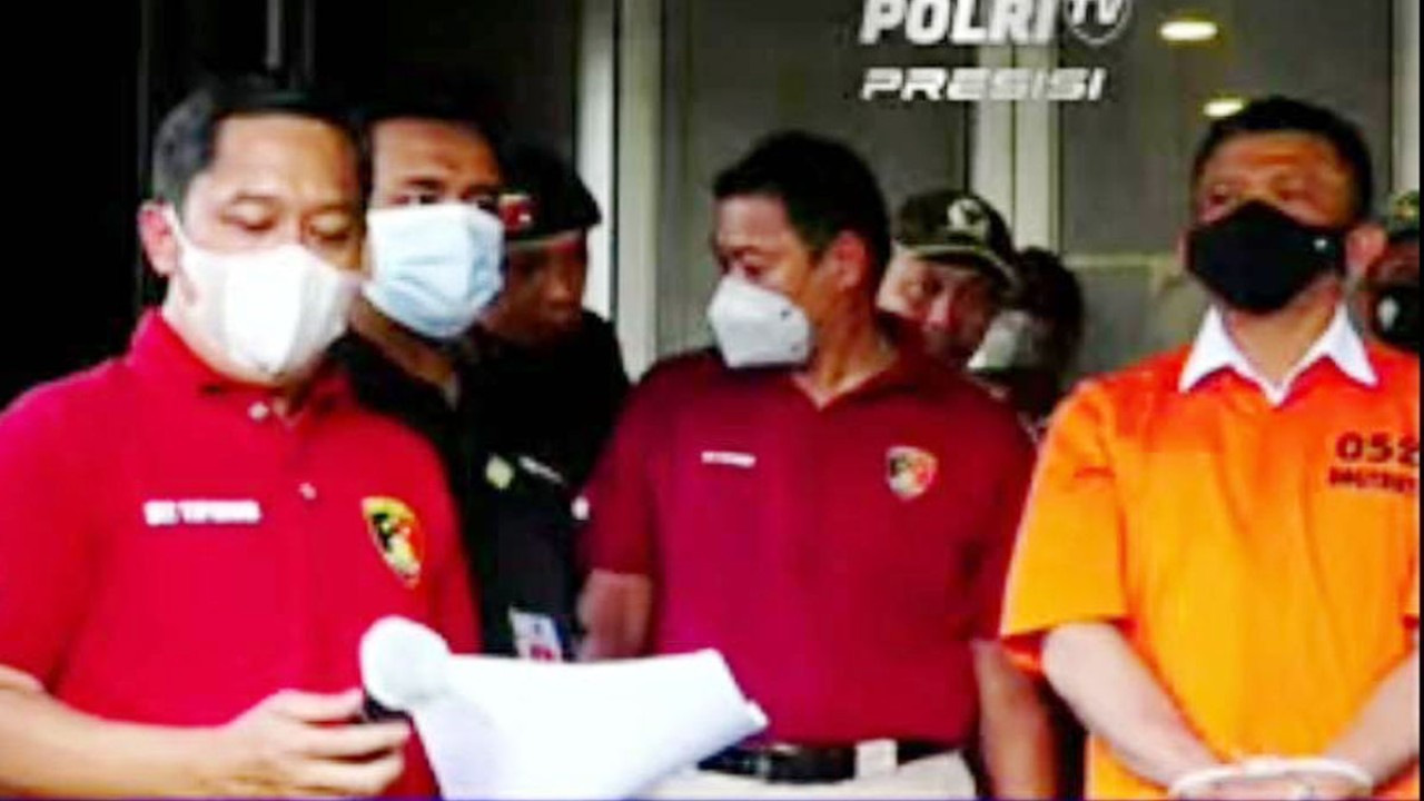 Ferdy Sambo (kanan) memakai  baju tahanan dan diikat tangannya saat menjalani rekonstruksi/ist