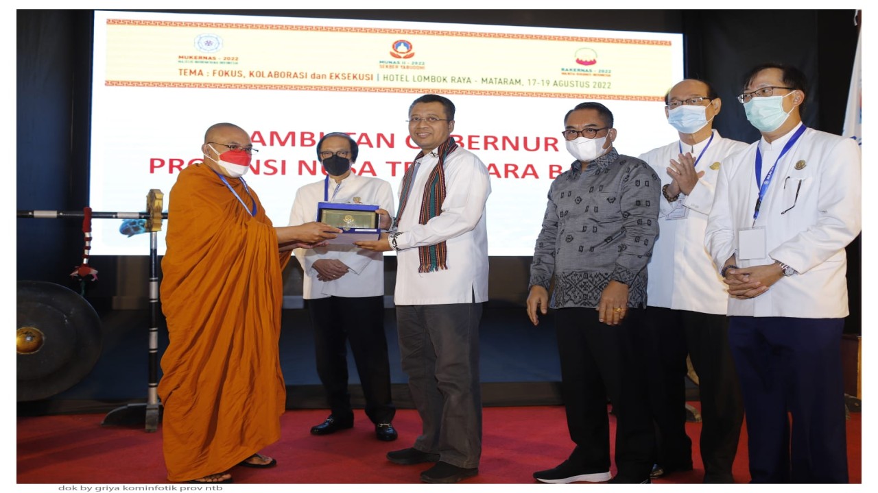 Gubernur NTB, Zulkieflimansyah berpose bersama  Kelompok Pengrajin Gerabah Masbagik, Kab. Lombok Timur di ruang kerjanya, Rabu (3/8/2022). Foto (Istimewa)