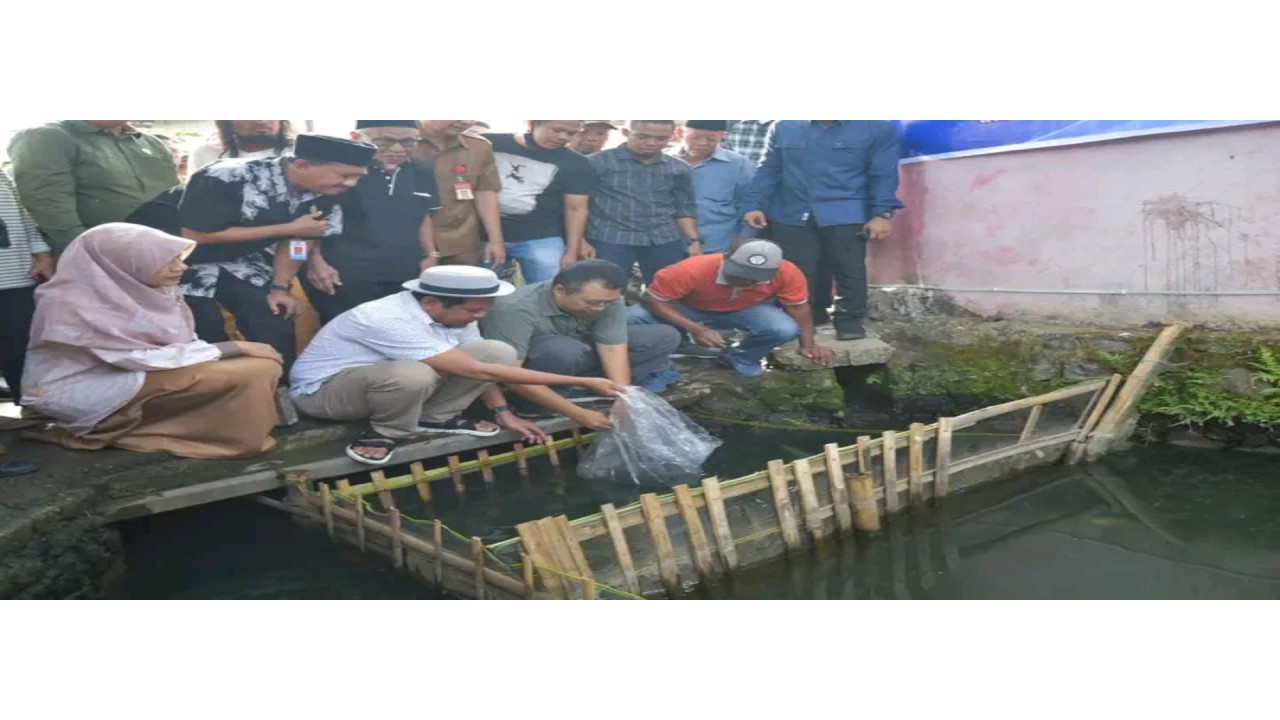 Gubernur NTB, Zulkieflimansyah saat memantau selokan yang dimanfaatkan oleh Darusalam untuk budidaya ikan air tawar. Foto (Istimewa)