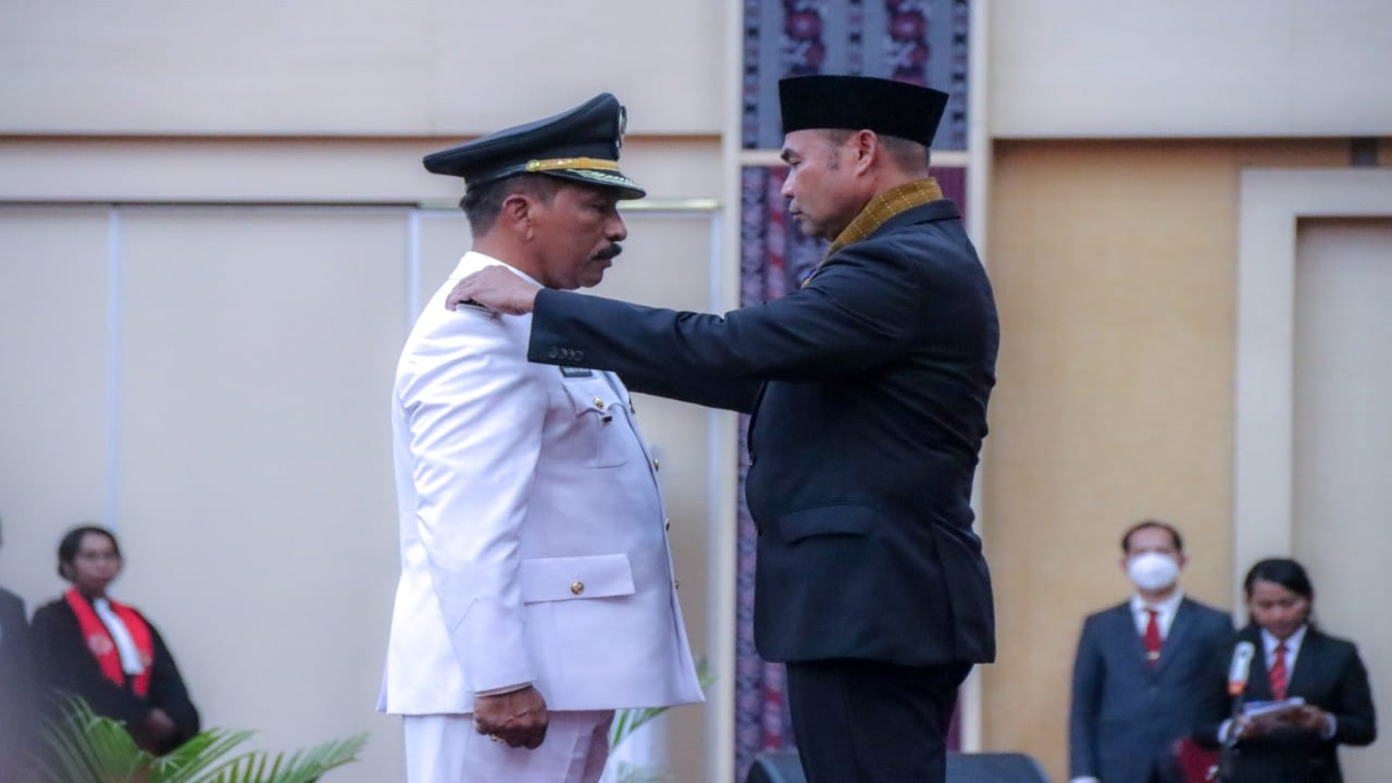 Gubernur NTT, Viktor Bungtilu Laiskodat melantik dan mengambil sumpah jabatan dari pejabat Walikota Kupang, George M. Hadjoh pada Senin (22/8/2022) di Aula El Tari Kupang. Foto (Istimewa)