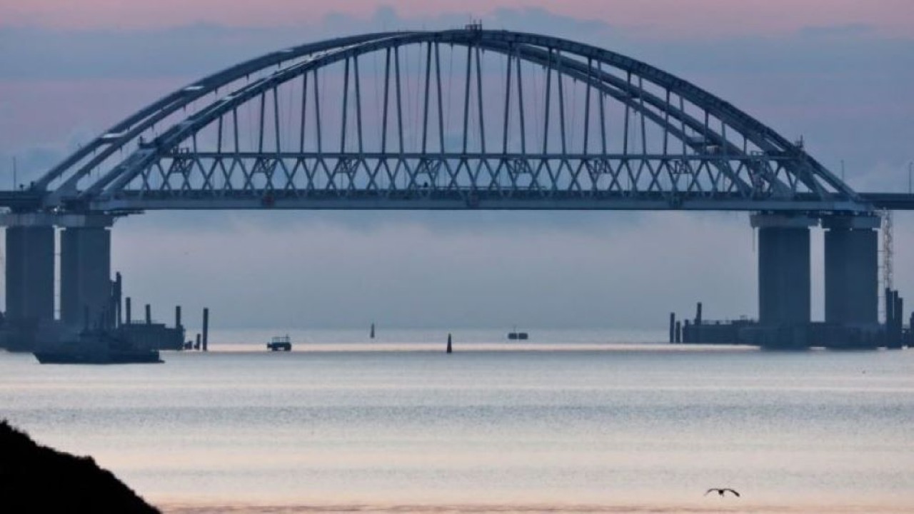 Jembatan dibangun setelah Krimea memisahkan diri dari Ukraina, menyusul kudeta bersenjata di Kiev pada 2014 dan memilih dalam referendum untuk bergabung dengan Rusia. (Istimewa/Net) 