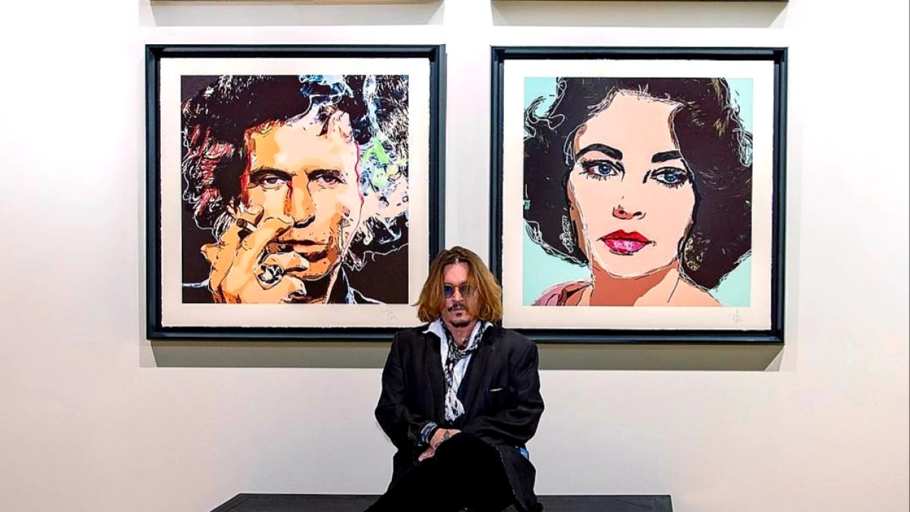 Johnny Deep dengan latar karya lukisnya/Instagram