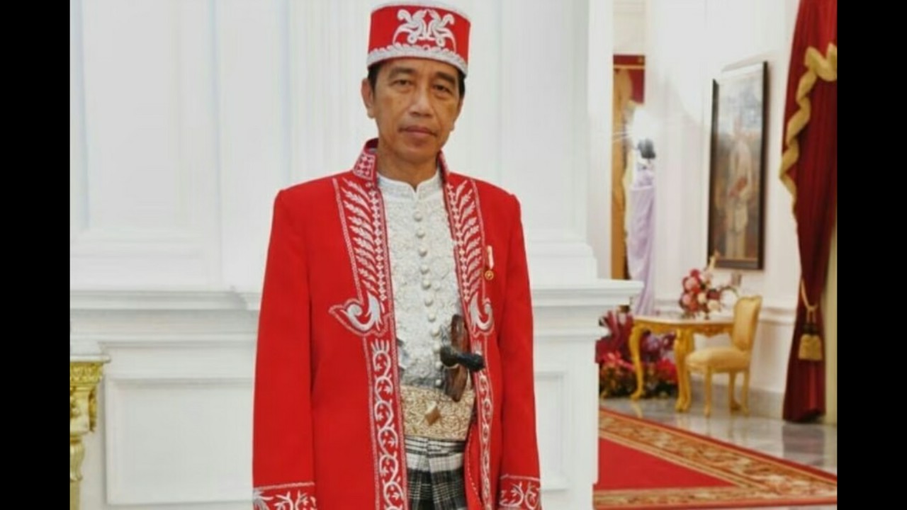 Presiden Jokowi mengenakan pakaian adat dari Buton. (Agus Suparto)